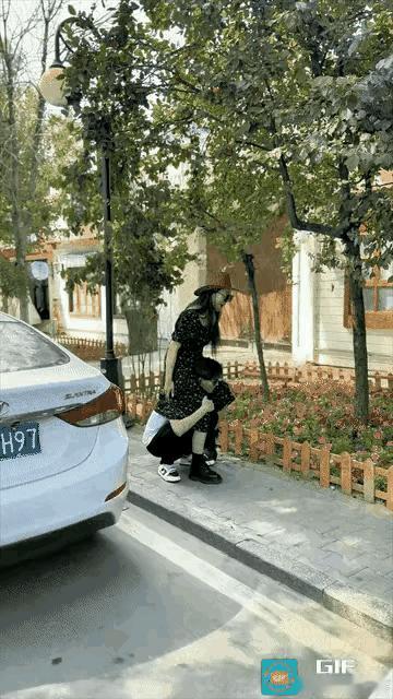 1 天呐！一个高估了自己的力气，一个低估了自己的重量，这下乐极生悲了！[震惊]