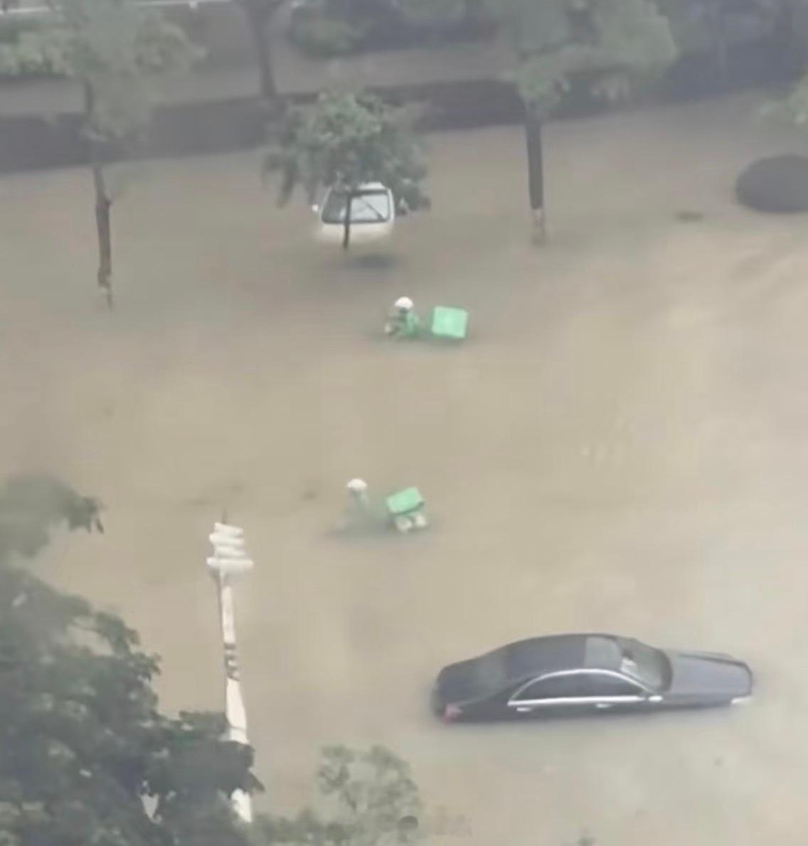 怎么又是朴朴超市[疑问]极端天气还让骑手送货 ​​​
