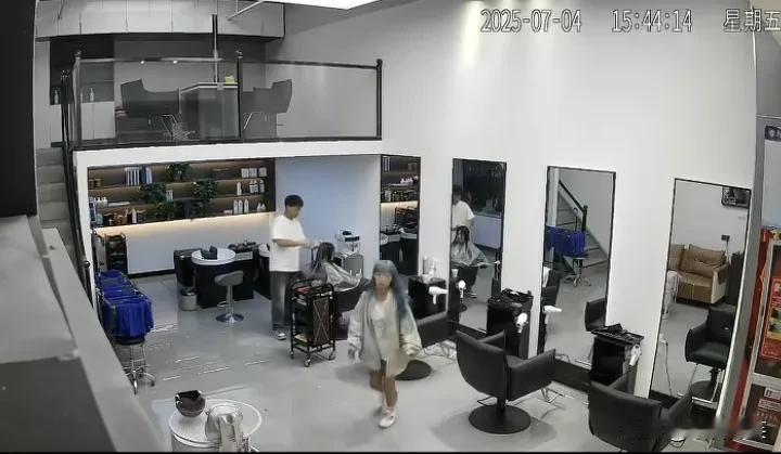 7月4日，宁夏一女孩去染头发，280元，女孩染完不给钱，跟店家说，回家去拿钱，并