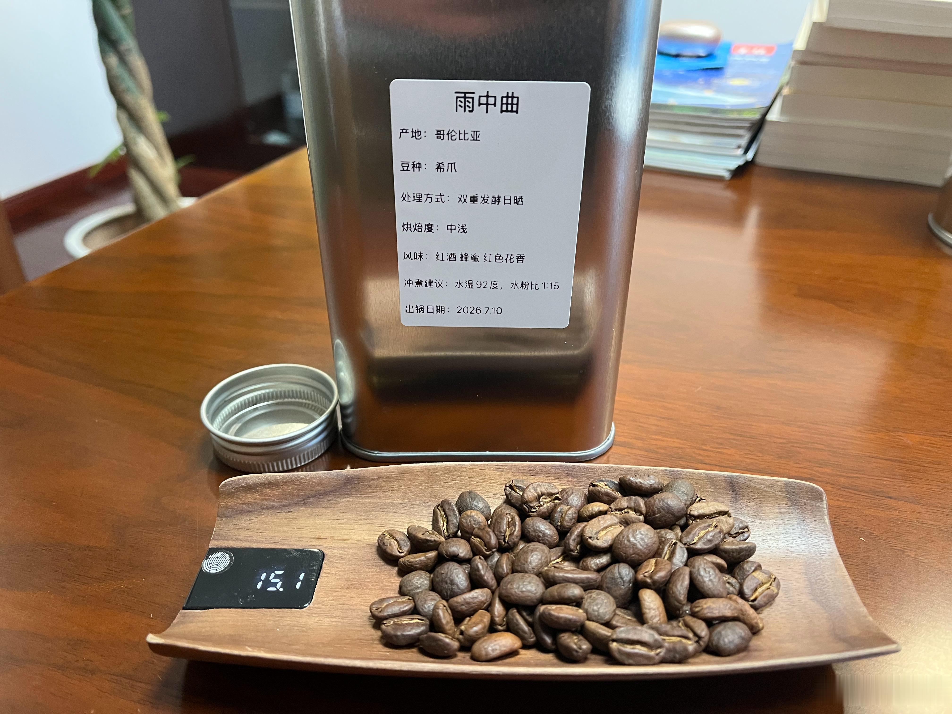 磨豆时，一群白花从磨盘里逃出来，在杯底慢慢回忆自己……第一口是四月，第二口是薄雾
