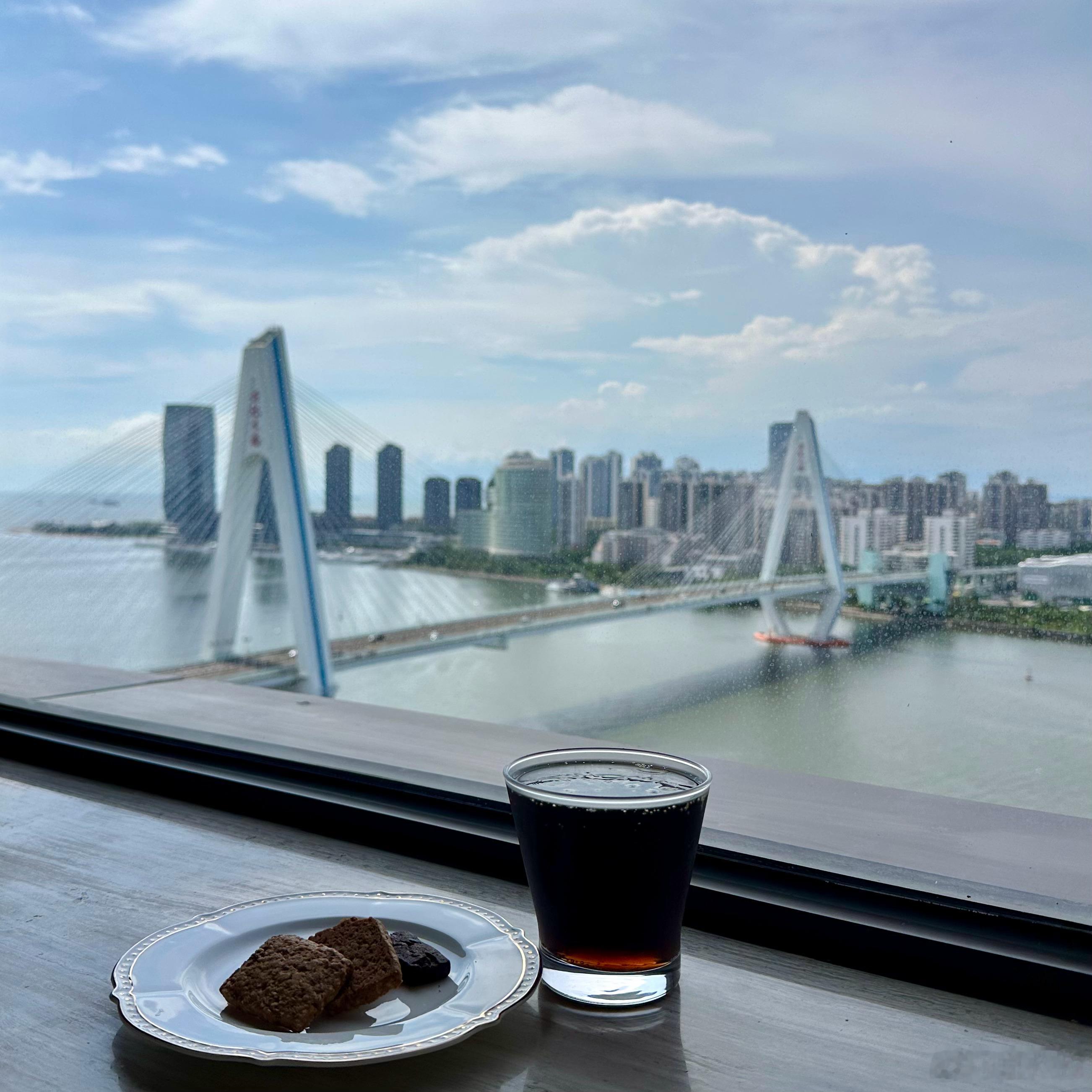 到酒店了，吃点小饼干，喝杯冰可乐。舒服。 海口·海口威斯汀酒店