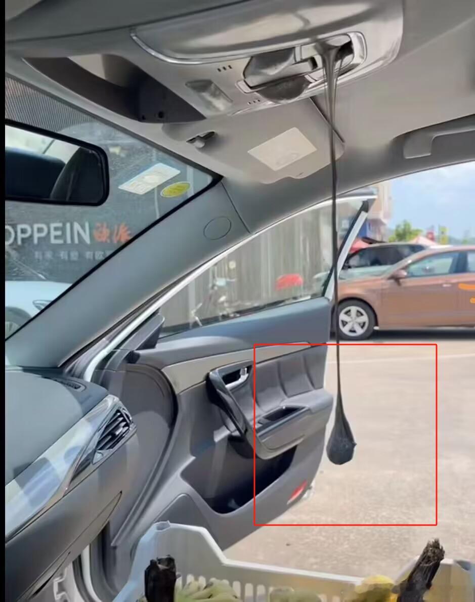这品控也太差了吧，内饰塑料居然能晒化？#亿点曝光计划# ​​​