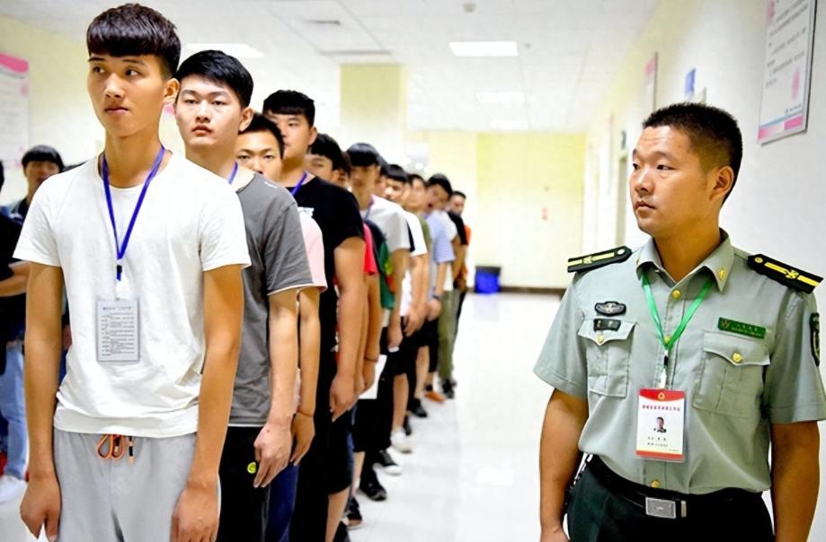 征兵办这两年快急疯了，14亿人口的大国，每年征兵体检淘汰第一名的原因不是体能差，