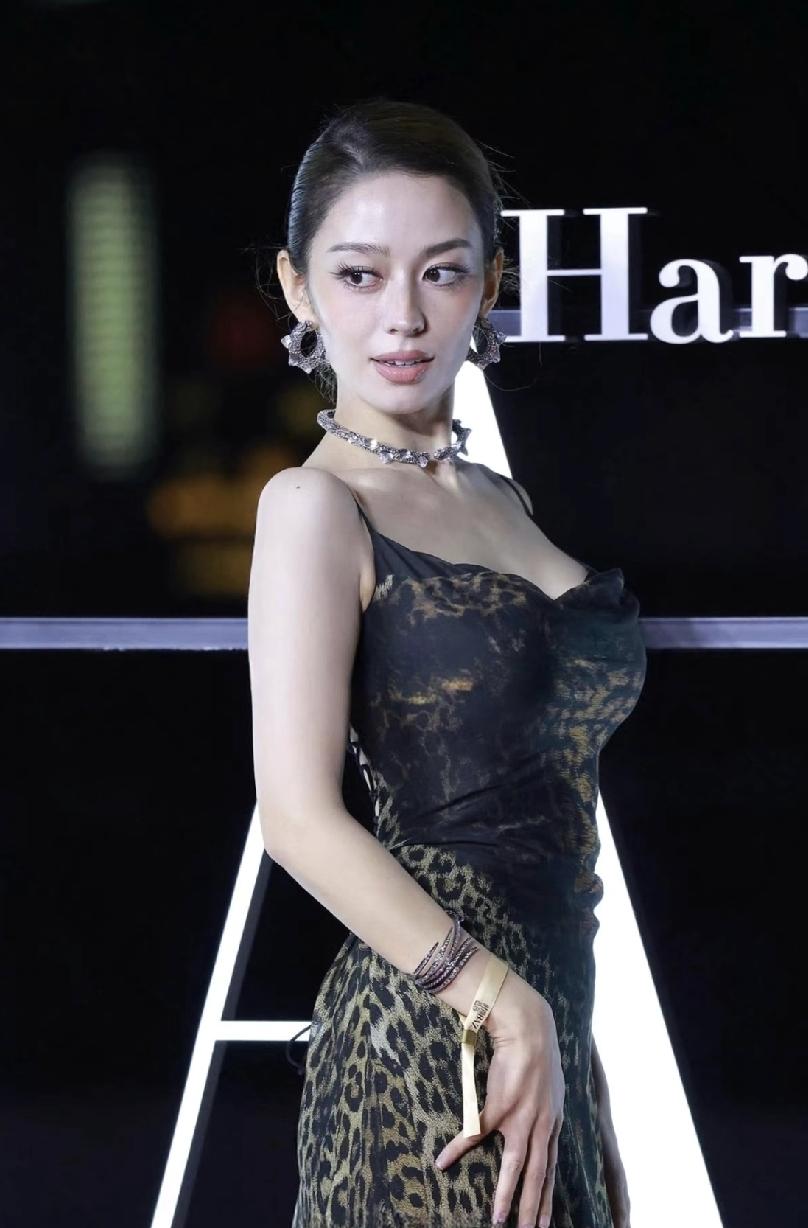 吉娜 妖娆身姿。

吉娜真的是天使般的身材天使般的容颜，就是这个天使满口东北话。