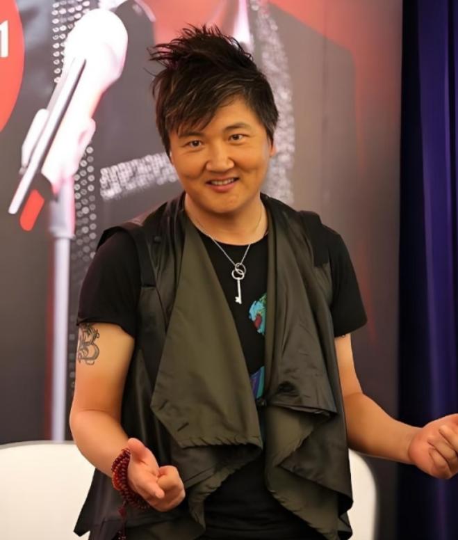 1999年，一个男人刚靠着一首影视金曲彻底翻身，转头就跟同居十年的女友提了分手，