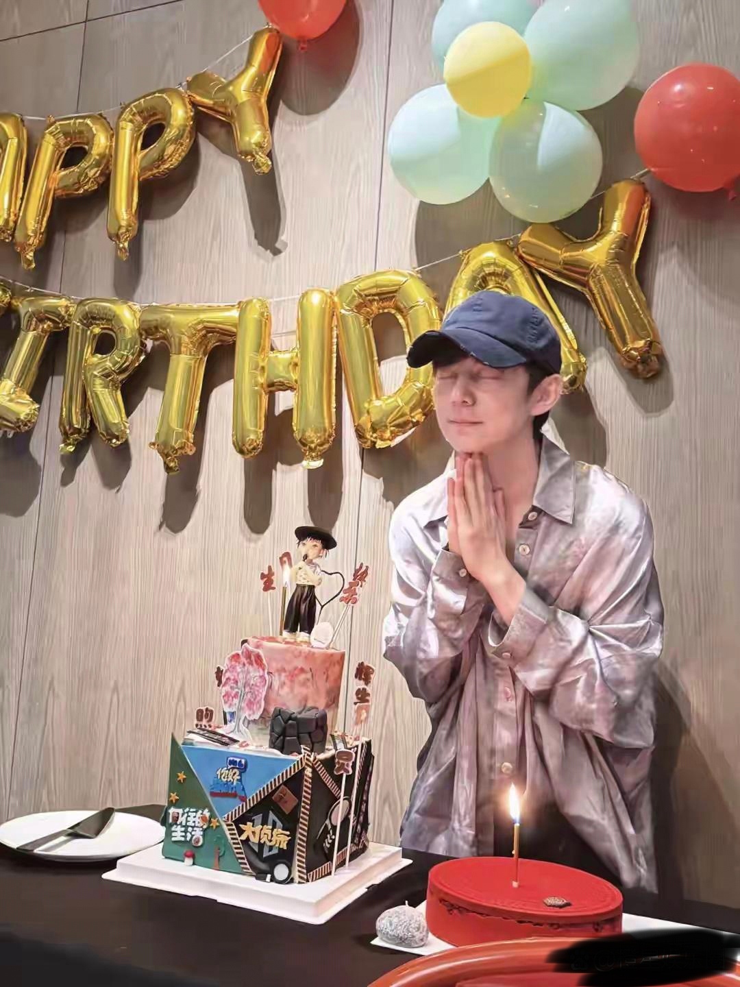 何炅51岁生日状态惊呆网友！与小鲜肉同框似兄弟，冻龄秘诀大公开“不老男神”庆生现