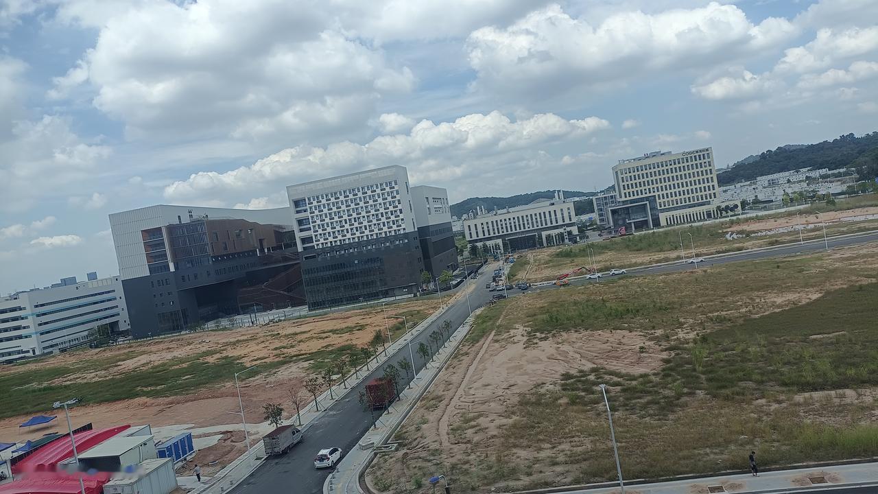 突然间发现生活在广州知识城也挺好的，因为这里人少，出去办事不用排太长队；

突然