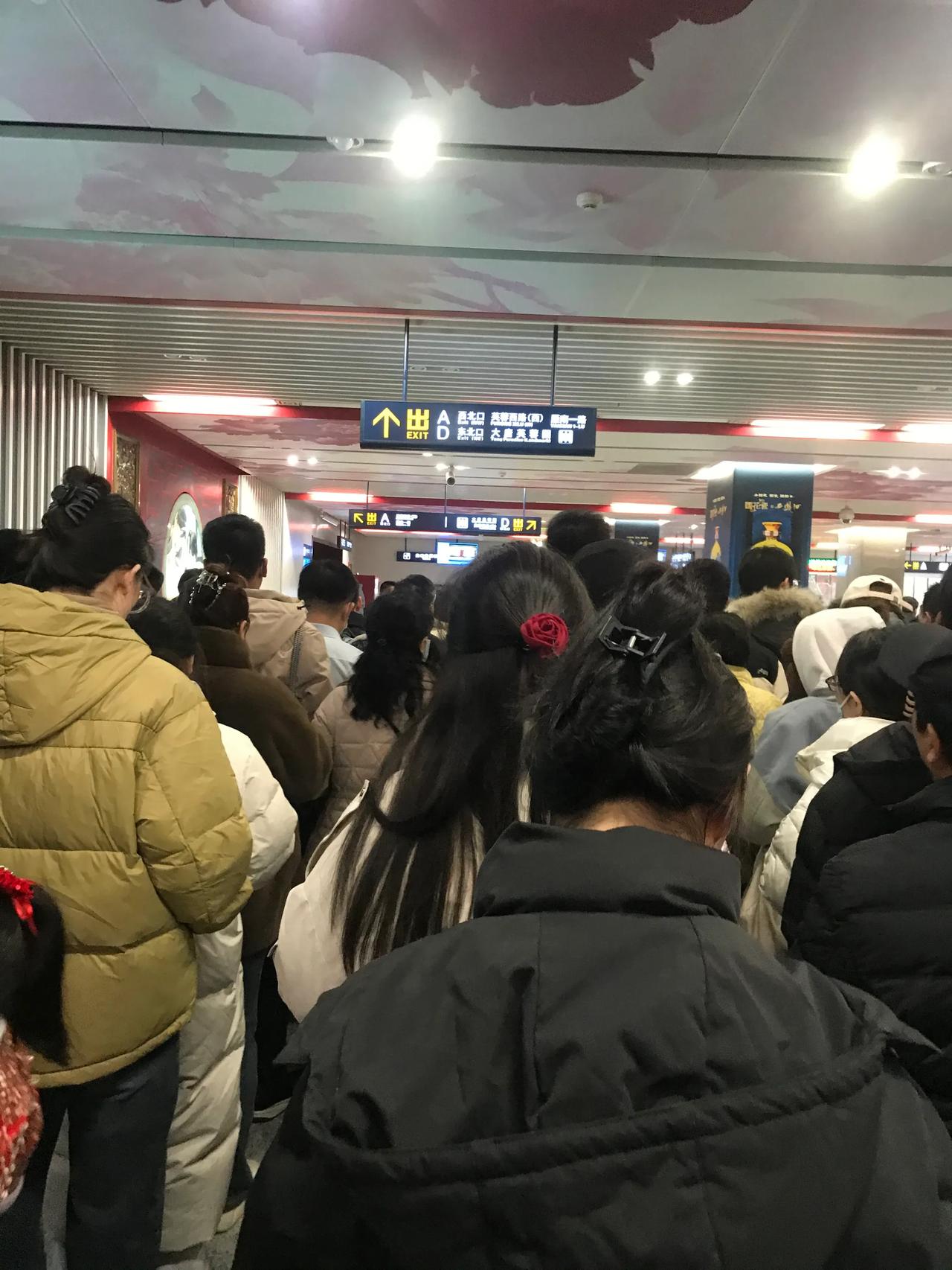 中午11点43分，西安大唐芙蓉园地铁站出站口盛况。

老实说，网上有人调侃说，有