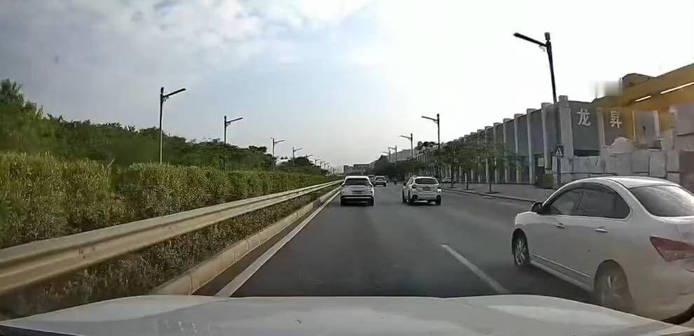 骑车的总以为自己路权最大，所有人都会让着自己#路权# #骑车#