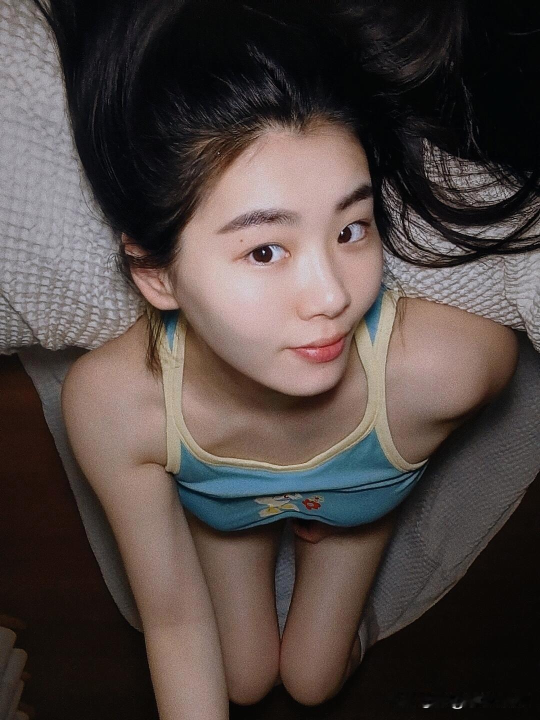 玉人卧榻，梦回春光里。