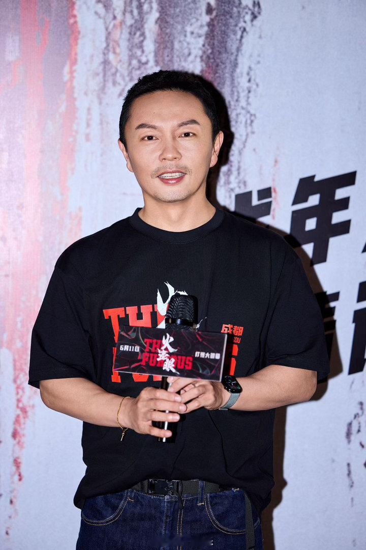 火遮眼谢苗浑身都是劲 他跟杨恩又已经不是第一次合作了，这次默契更好。两个人的打戏