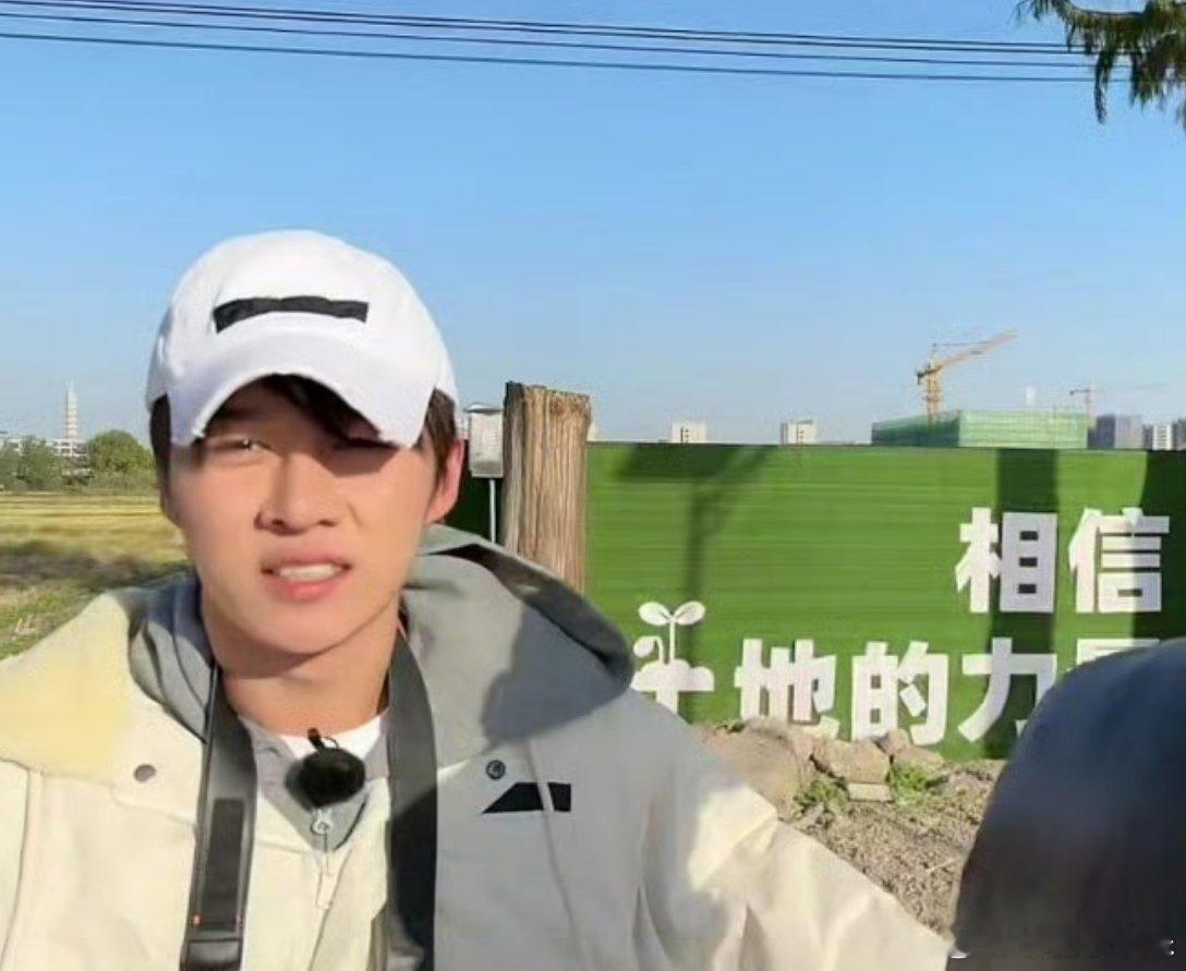 卓沅安慰禾伙人说哥哥们会回来的  卓沅安慰禾伙人 卓沅你是最好的医疗兵，在这播安