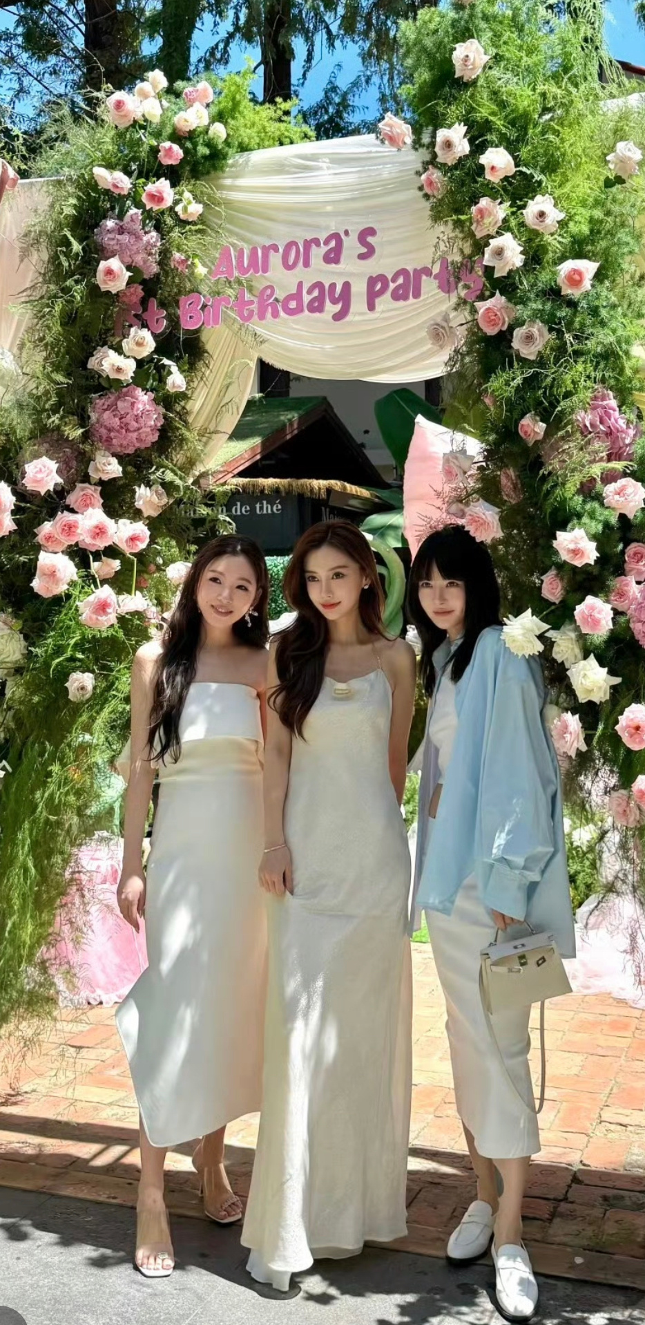 angelababy参加闺蜜生日宴造型来了太美了 ​​​
