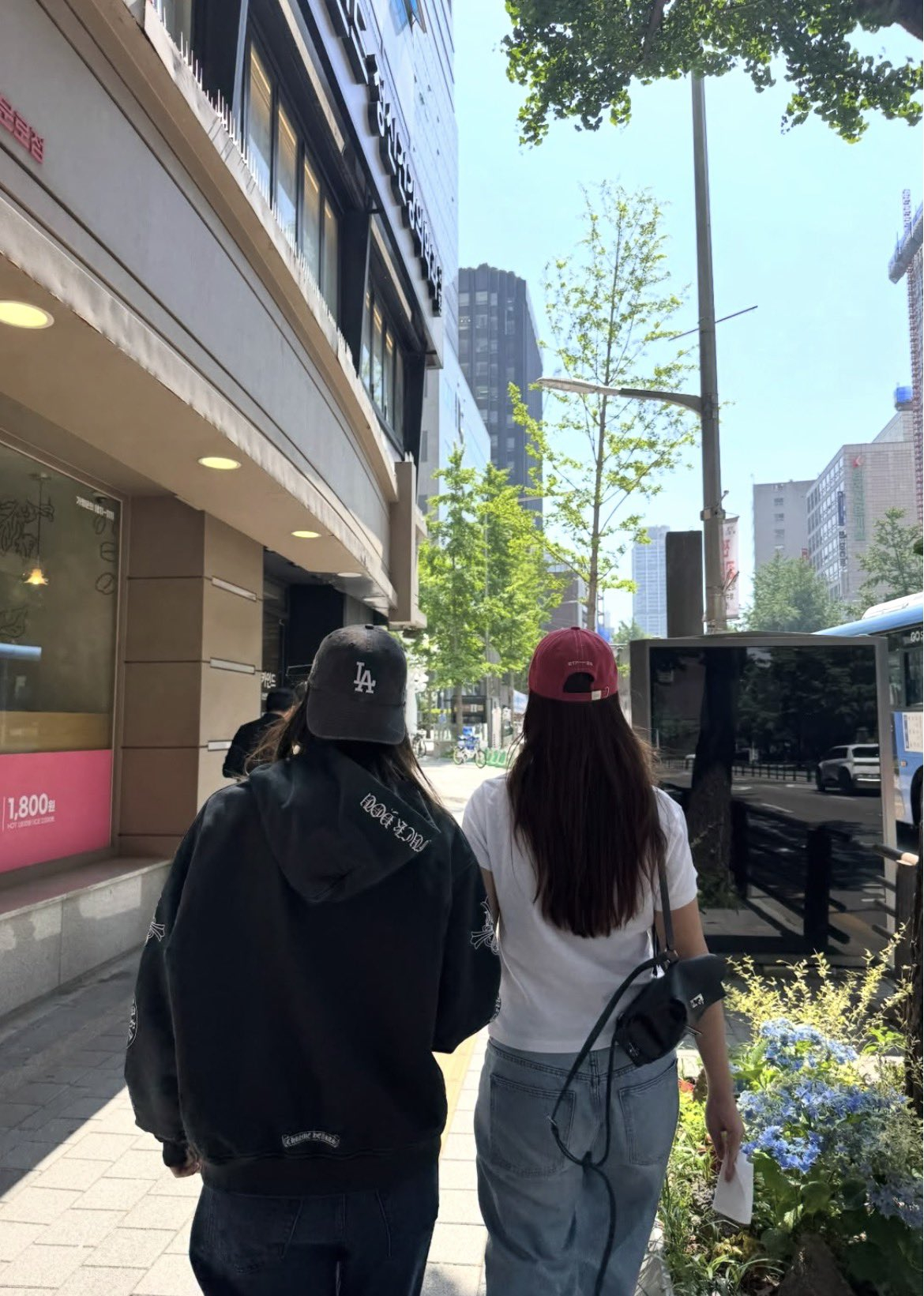 小五（左边）和Alice她私服是真帅啊，而且是真的好喜欢克罗心，哈哈哈