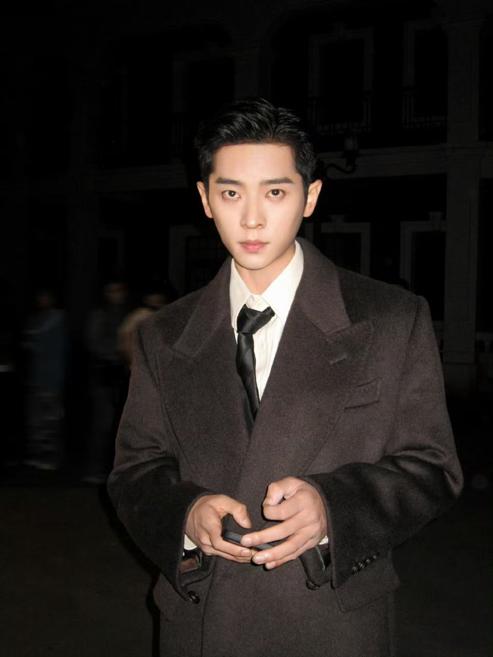 丞磊 是我想吃的恨海情天丞磊低头默戏的侧影，矜贵又疏离，仿佛下一秒就要从书页间抬