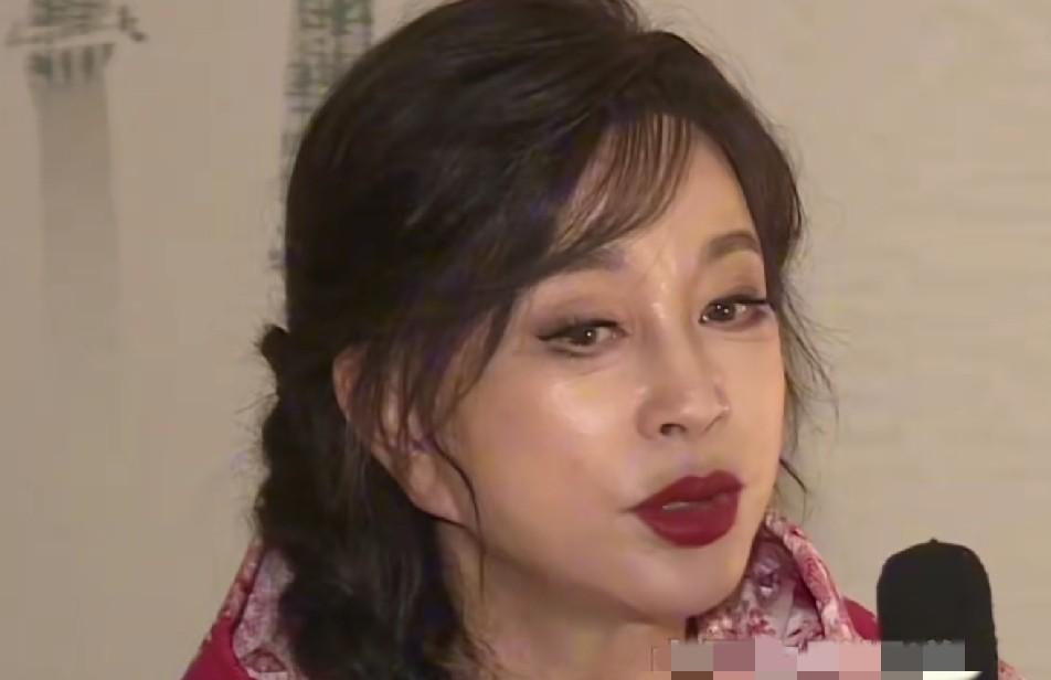 时间这玩意儿，最不讲情面。
76岁的刘晓庆翻出了一张老照片，就一句话：我想你们了