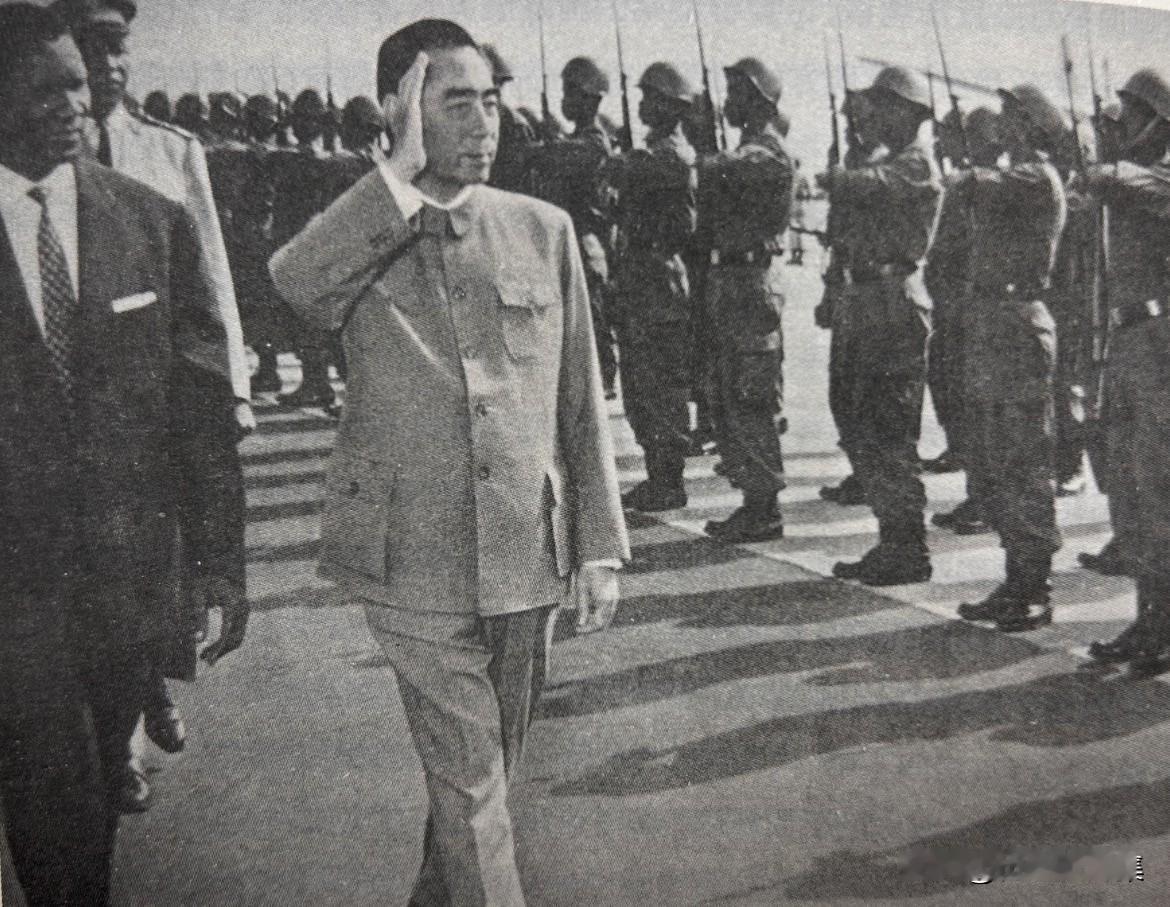 1964年1月，周恩来访问几内亚，检阅仪仗队。访问期间，杜尔总统邀请周恩来乘亲自
