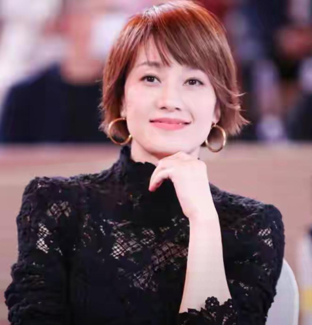 马伊琍山西拍戏被偶遇！皮松肉垮脸颊发腮，一头羊毛卷土到认不出娱乐 明星