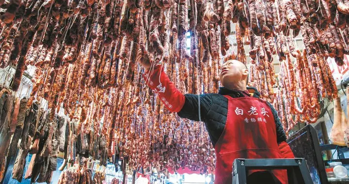 腊味飘香 风味创新 “香肠一条街”顾客盈门