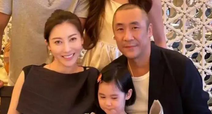章子怡的哥哥，长得跟子怡一点不像啊！脸型还行，也是小瓜子脸。比较上镜。就是眼睛有
