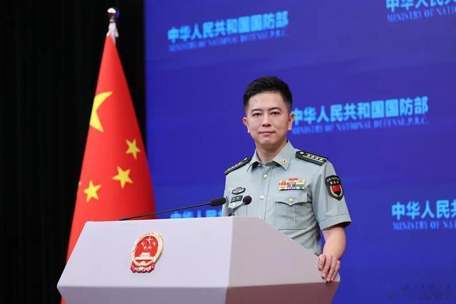 新任国防部新闻发言人陈曦亮相  这是陈曦首次以国防部新闻发言人身份对外发布消息。