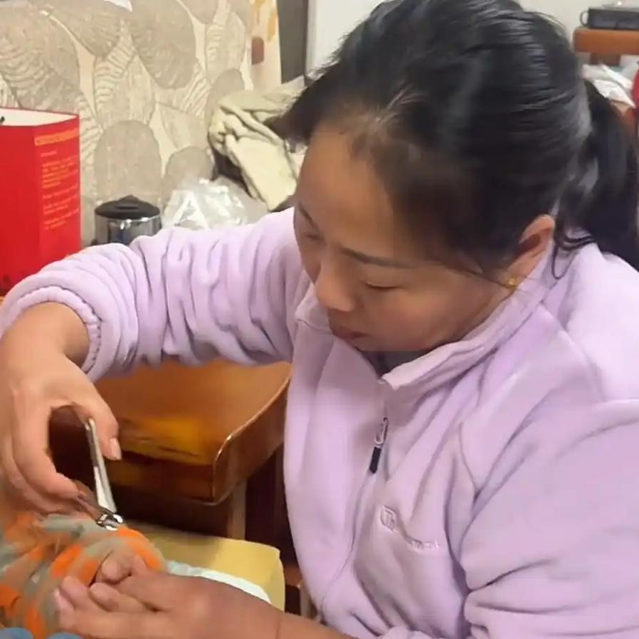河南新乡一名女子在车祸后成为植物人，她的婆婆为了照顾她，借款百万，五年来寸步不离