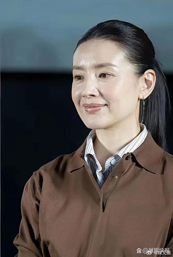 董洁全程素颜亮相，肌肤干净透亮，素雅五官自带独特清冷气质。 