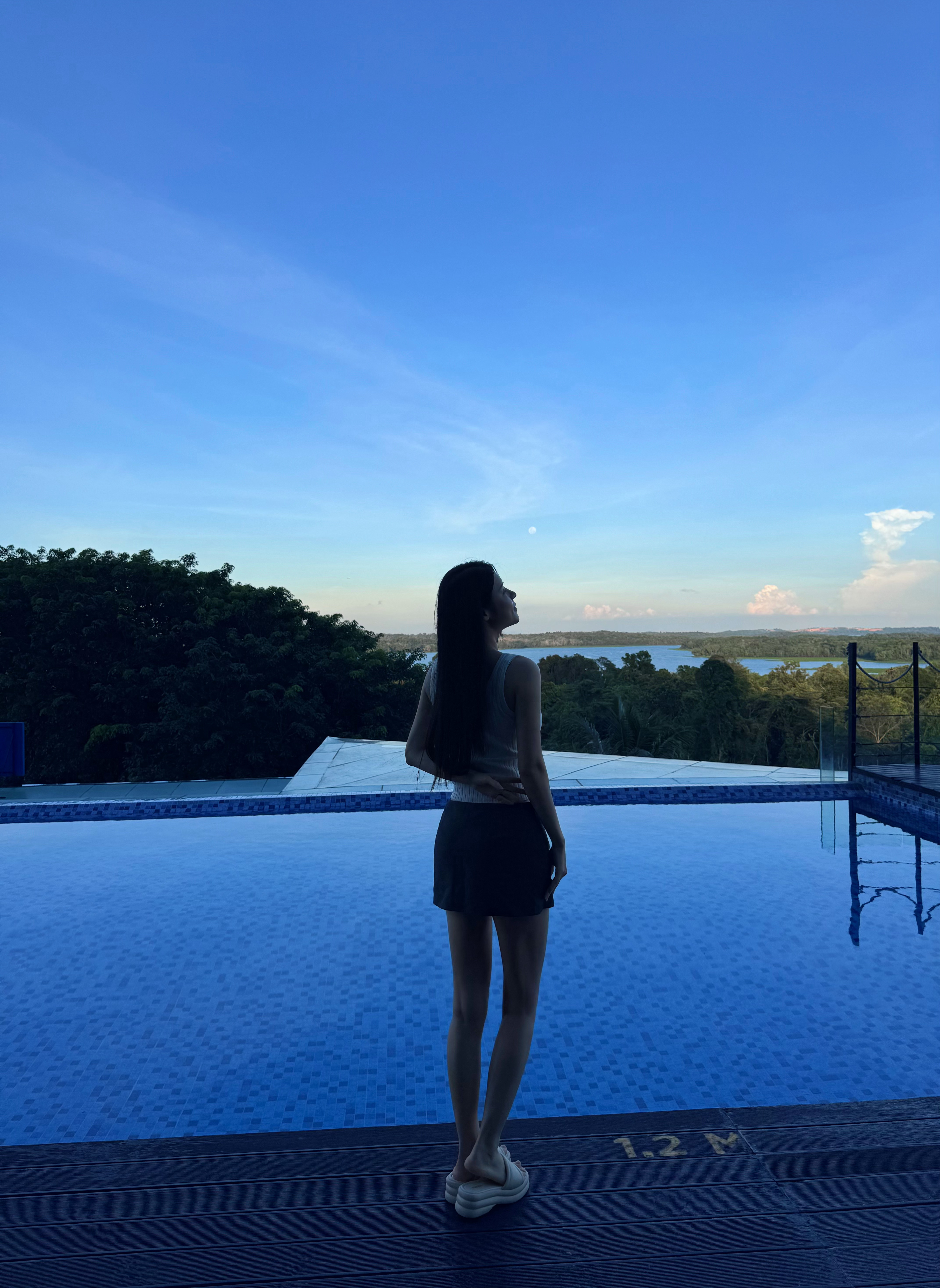 世界很大，我虽渺小，但此刻世界就在我脚下👣  ​​​