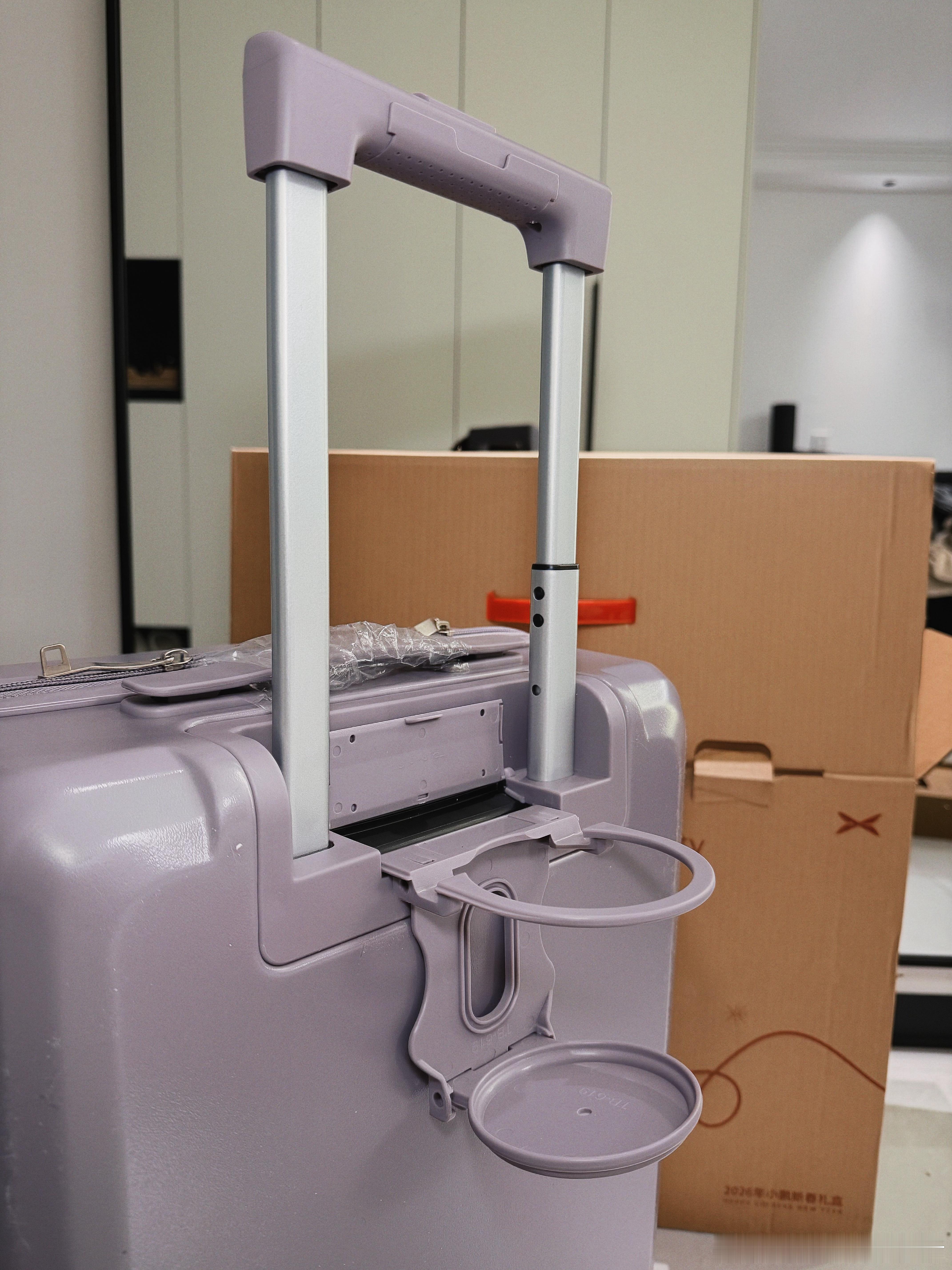 一到家就收到了小鹏 的新春大礼盒！居然是个行李箱！太爱了！（我的刚需）别人都在催