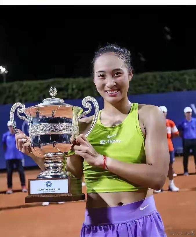 郑钦文刚结束美国女子网球公开赛，就匆匆回国回国行程满满，参加活动，还要抽空旅游，