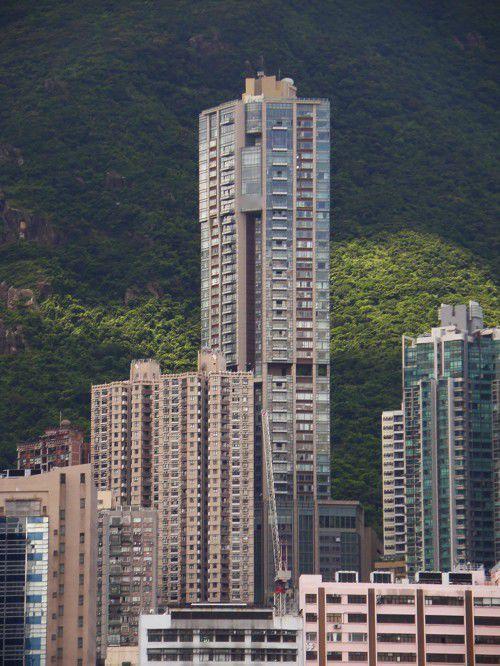 他54岁，在茶餐厅洗碗，却咬牙在香港买了一套房。

朋友都劝他疯了——现在大环境