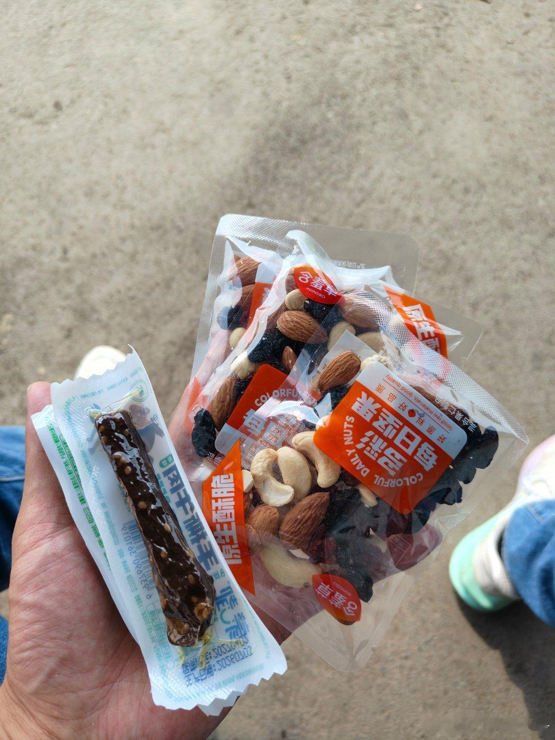 现在生意有多难做，这家超市是浙江人开的，竟然不开空调，我坐在超市里汗流浃背，额头