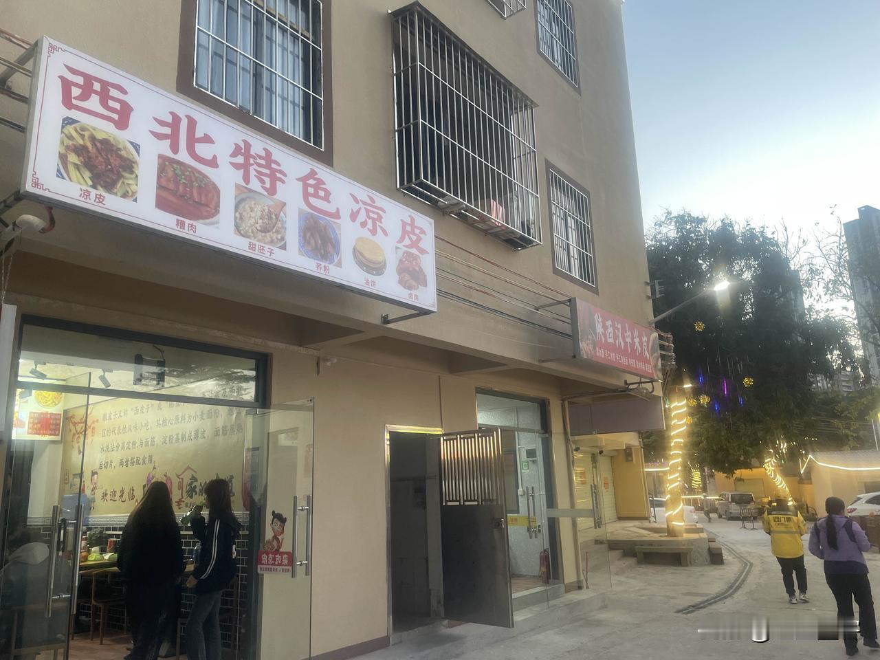 串街走巷，寻找美食深圳的城中村在十年前就陆续列入旧改名单，原本一改就富却给现实打