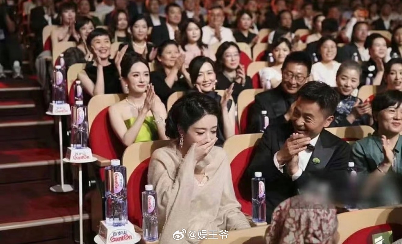 杨紫获奖孙俪吴越反应一群优秀女性为另一个优秀女性鼓掌！此刻我想说，这才是优秀女性