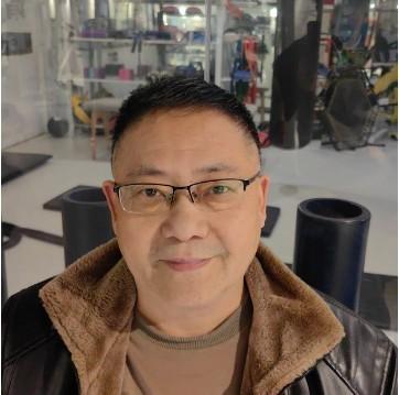 前两天在停车场看见隔壁大姐，瘦得跟纸片似的，两个人扶着才走得动路。
今天听说，人