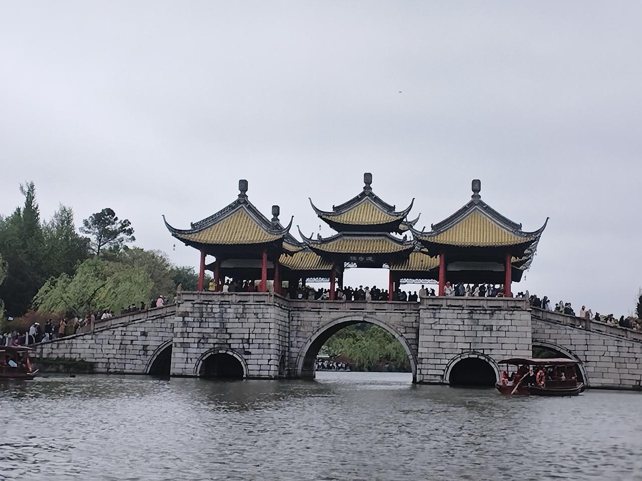 游扬州瘦西湖
 
十里湖光瘦似诗，
长堤烟柳拂青丝。
五亭桥畔清波软，
二十四桥