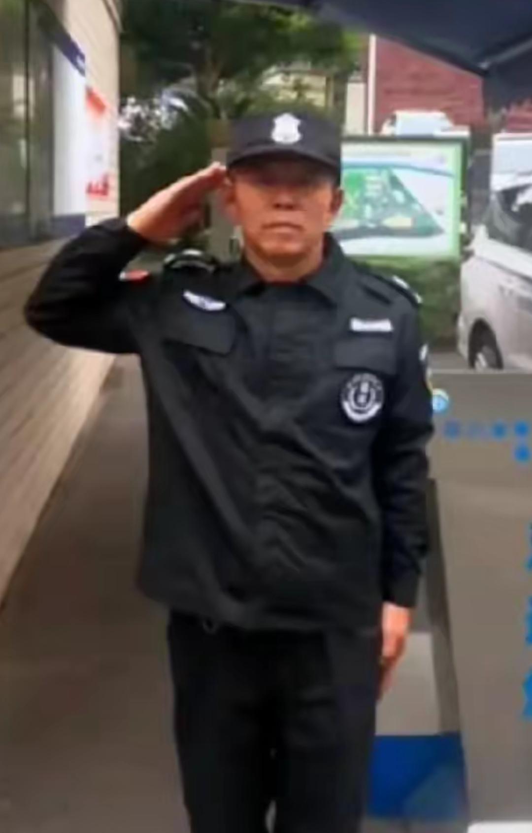 昨晚去看朋友，他在一个小区里面租的房子，刚走到大门口，里面站着的保安就立正姿势给