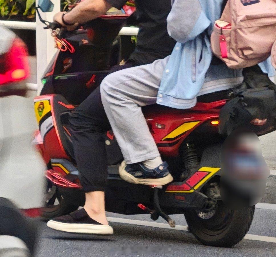 家门口擦肩而过看到一家三口两辆电瓶车下班接孩子回家看来这位老爸也是老二次元电瓶车