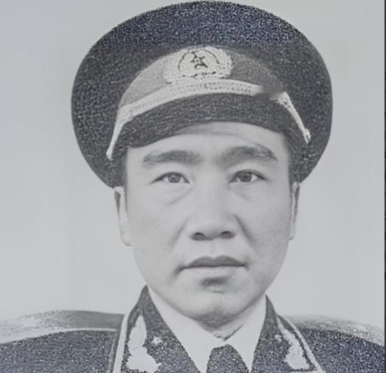 1955 在举行授衔仪式之际，他竟猛地一把扯下肩章，而后扬长离去，紧接着便立下了