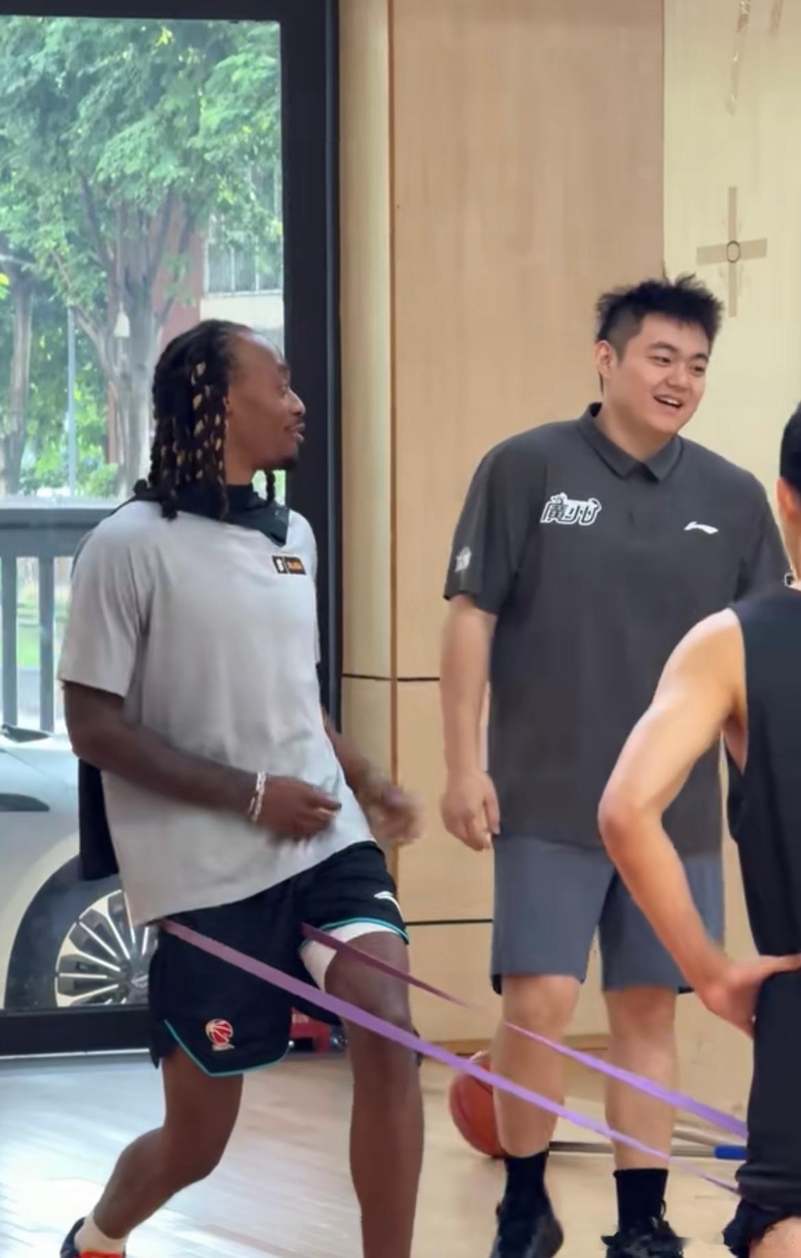 上赛季广东男篮外援麦考尔回归广州男篮，广州外援全部就位，而广东宏远的外援至今还是