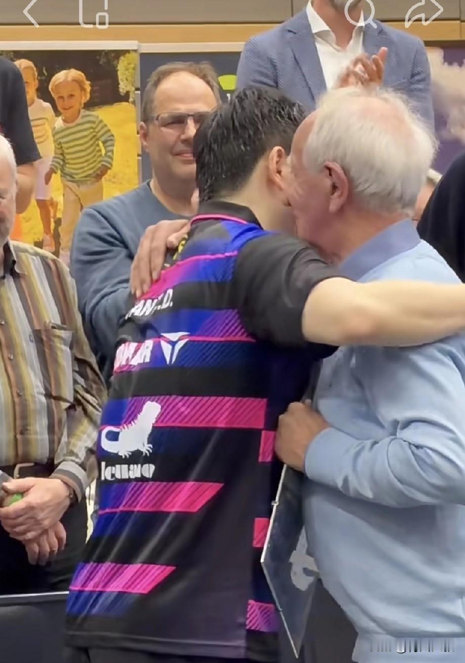 东哥告别赛，我总结了两个字！
家和朋友！

比赛之前，
小朋友们唱了一场周华健的