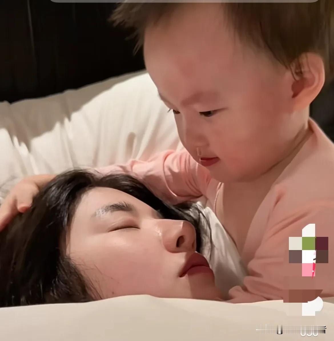 今天，黄一鸣更新闪闪的视频。在视频里，黄一鸣在睡觉，闪闪亲吻一下正在睡觉的黄一鸣