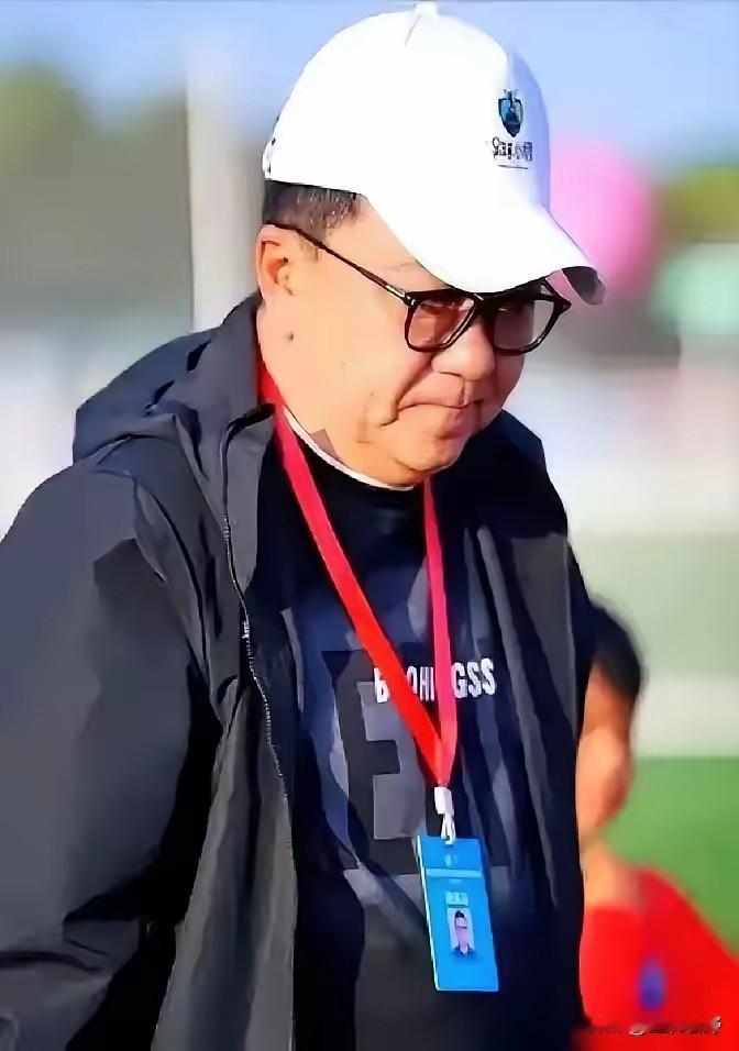 14岁小将戴佑泽，当场被董路踢出巴西参赛大名单。就因为队友喊他回防，他直接摆烂，
