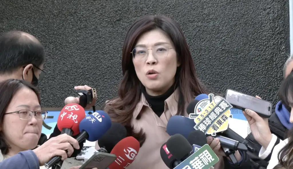 今日上午，国民党主席郑丽文于前往桃园大溪头寮蒋经国陵寝献花致意，她表示重新回府顾