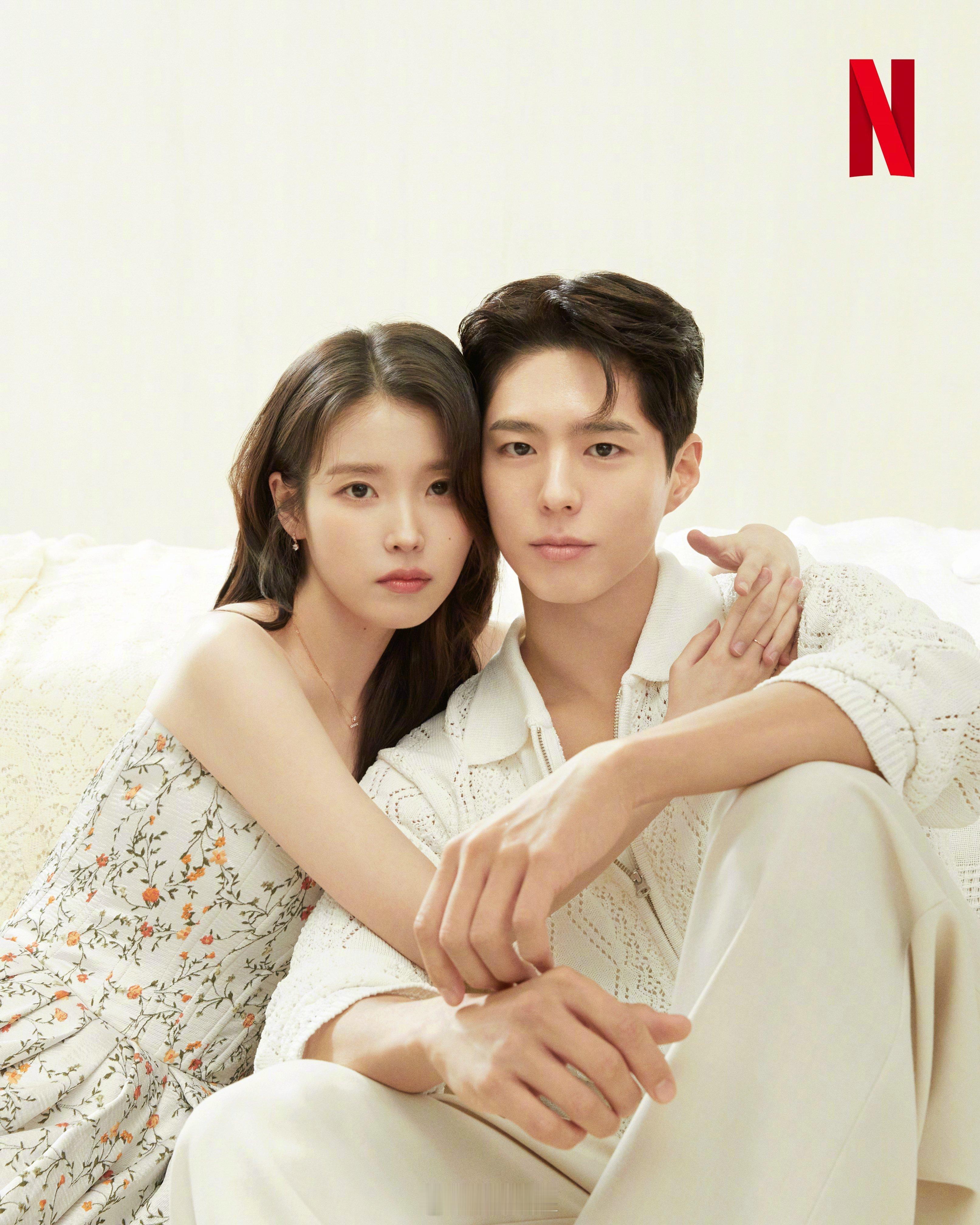 IU 朴宝剑 Netflix情侣画报公开，妈咪爹地好养眼！ ​​​