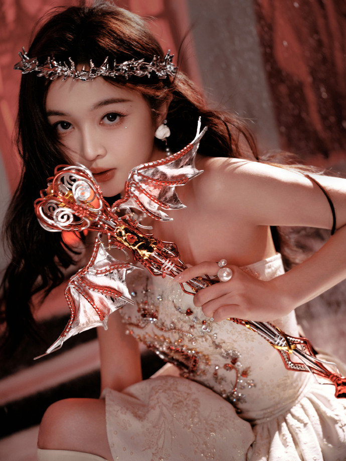 吴宣仪湖南跨晚出图吴宣仪抹胸蓬蓬裙 吴宣仪抹胸蓬蓬裙 