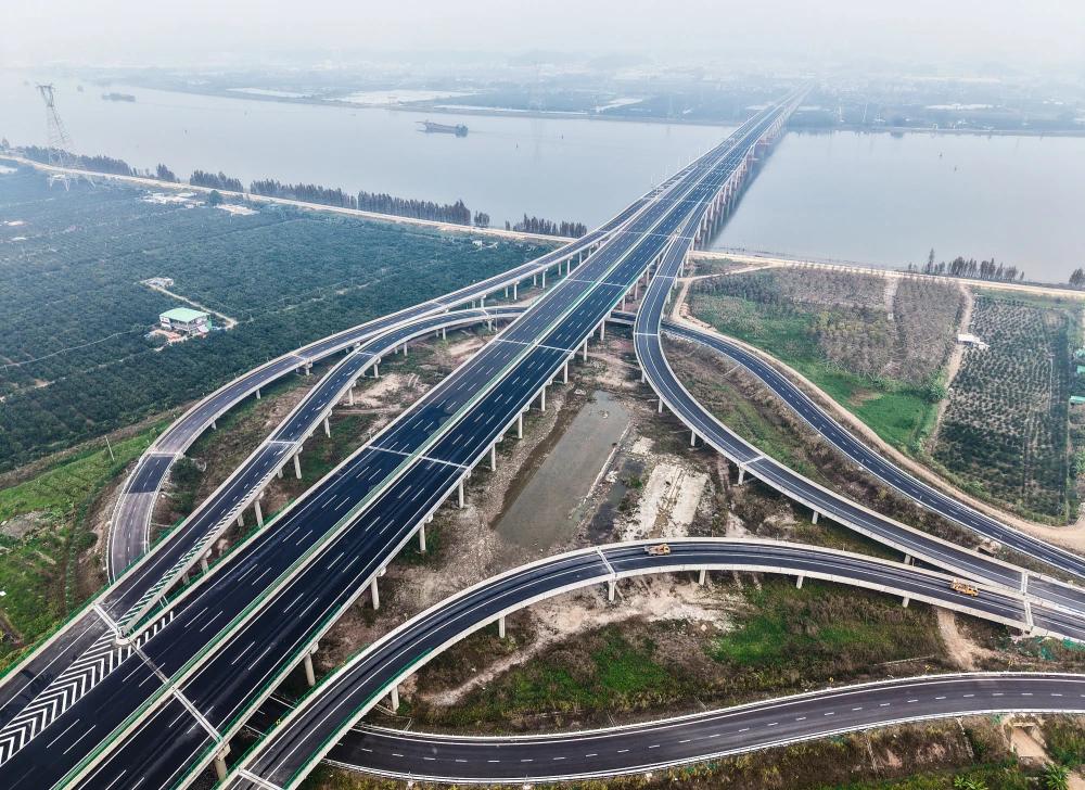 七绝·高速公路
 
朝辞故邑似凌云，
坦途平稳梦不惊。
道网纵横连四海，
高山阔
