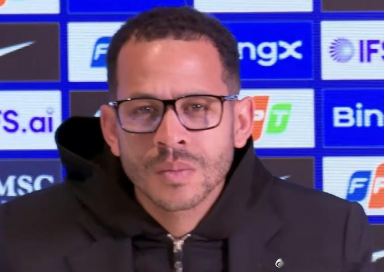 英超第33轮焦点战，切尔西主场0-1不敌曼联，赛后蓝军主帅罗塞尼尔出席了新闻发布