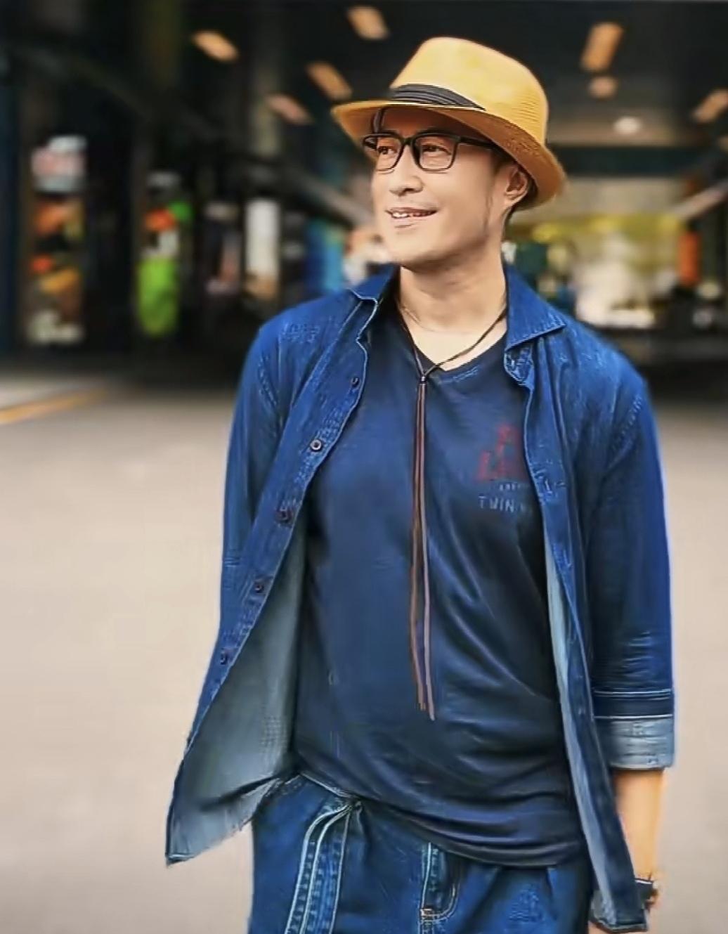 从不低头的男人
一生都活在自己的世界里
他永远都不会认为自己有错
错的永远都是你