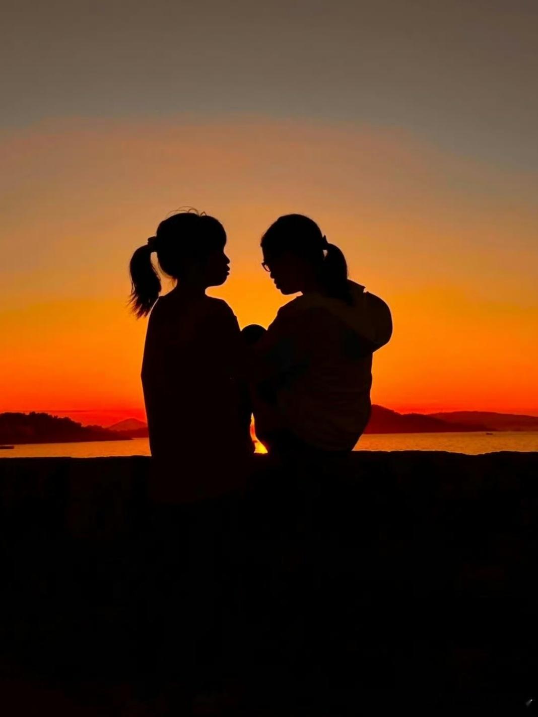 哲思呓语 ：允许自己平庸，允许自己偶尔不快乐，人生是自愈的过程。晚安 情感语录我